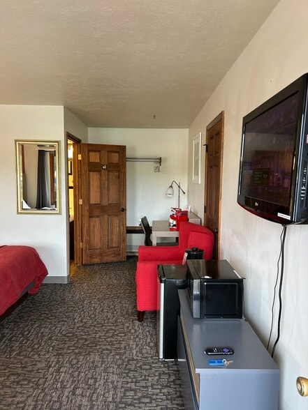 More Photos Of 332 E Onota St, Munising Hotel For Sale