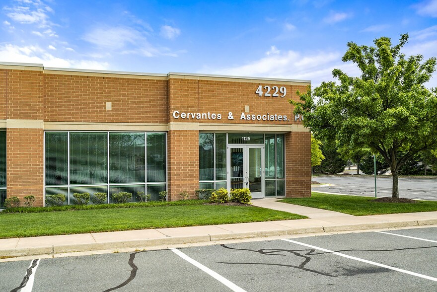 More Photos Of 4229 Lafayette Center Dr, Chantilly Business Park For Lease