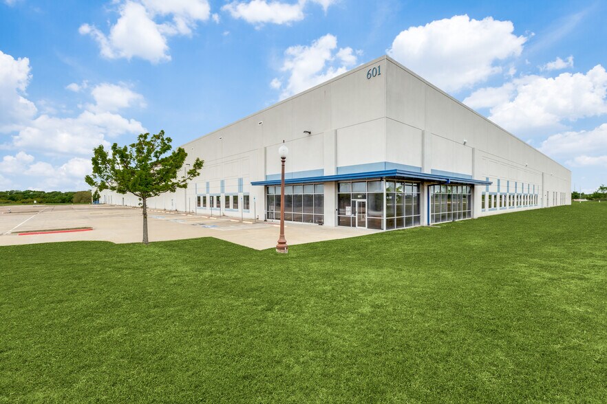 More Photos Of 601 National Dr, Ennis Manufacturing For Sale