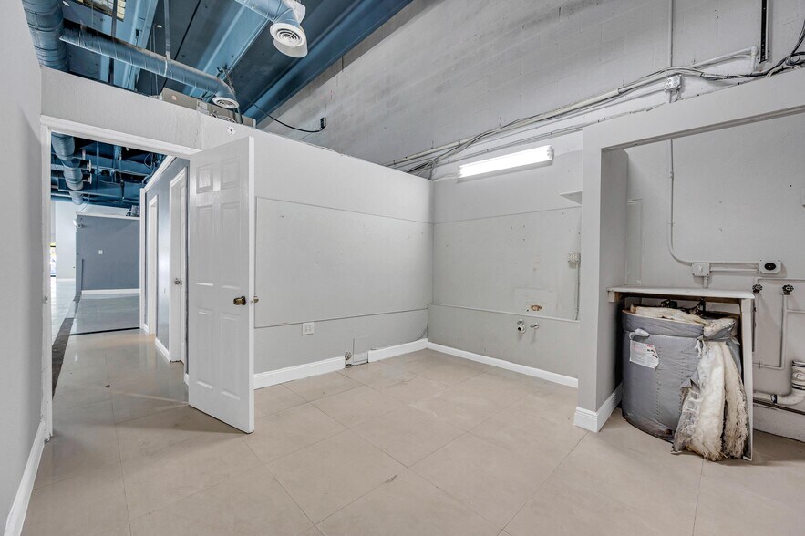 More Photos Of 4768-4772 NW 167th St, Miami Lakes Storefront Retail Office For Lease