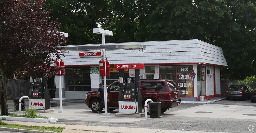 Primary Photo Of 255 Lake Ave, Saint James Service Station For Lease