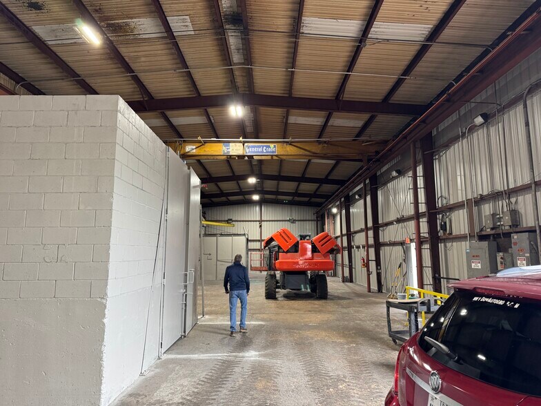 More Photos Of 6031 Fm 2767, Tyler Warehouse For Lease