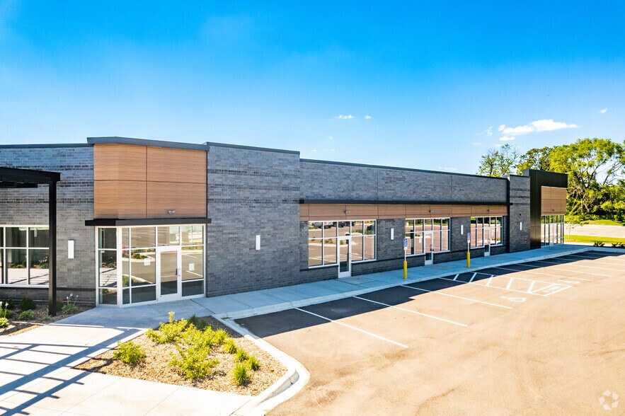 More Photos Of 855 Vikings Parkway, Eagan Restaurant For Lease