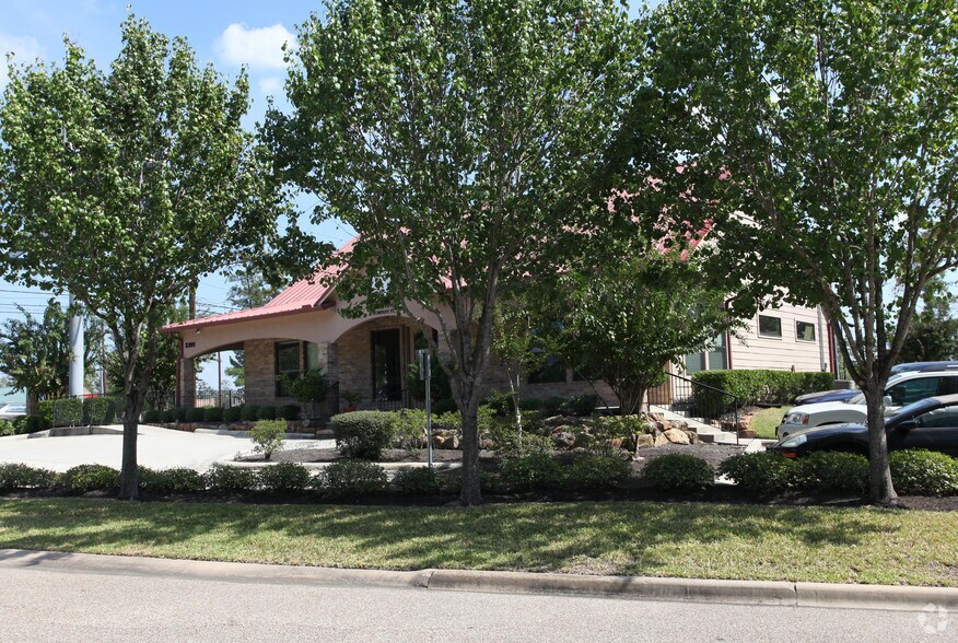 More Photos Of 2201 W Davis St, Conroe Office For Lease