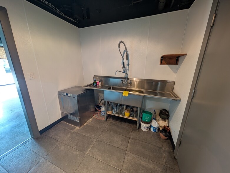 More Photos Of 205 16th St, West Vancouver General Retail For Lease