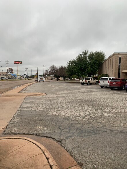 More Photos Of 598 Westwood Dr, Abilene Office For Lease