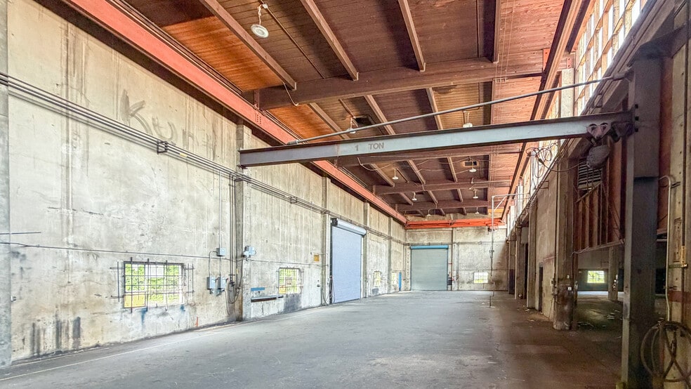 More Photos Of 5440 NE Columbia Blvd, Portland Manufacturing For Sale