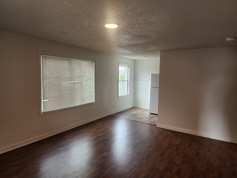 More Photos Of 48 SW Chehalis Ave, Chehalis Showroom For Sale