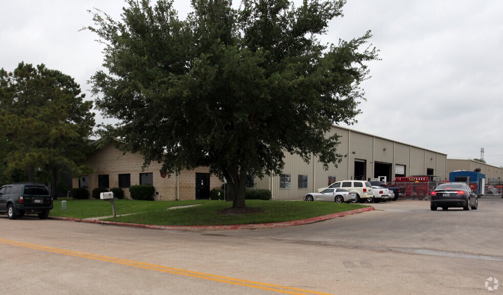 More Photos Of 7614 Bluff Point Dr, Houston Warehouse For Lease