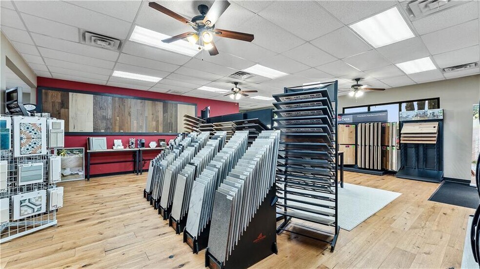 More Photos Of 201-229 Lee Town Rd, Pea Ridge Storefront For Sale