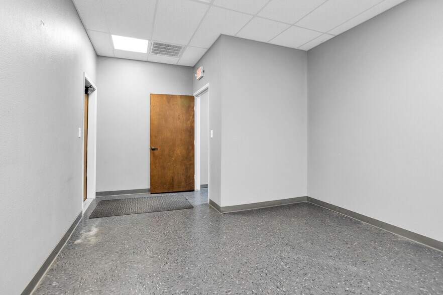 More Photos Of 2418 N Frazier, Conroe Warehouse For Lease