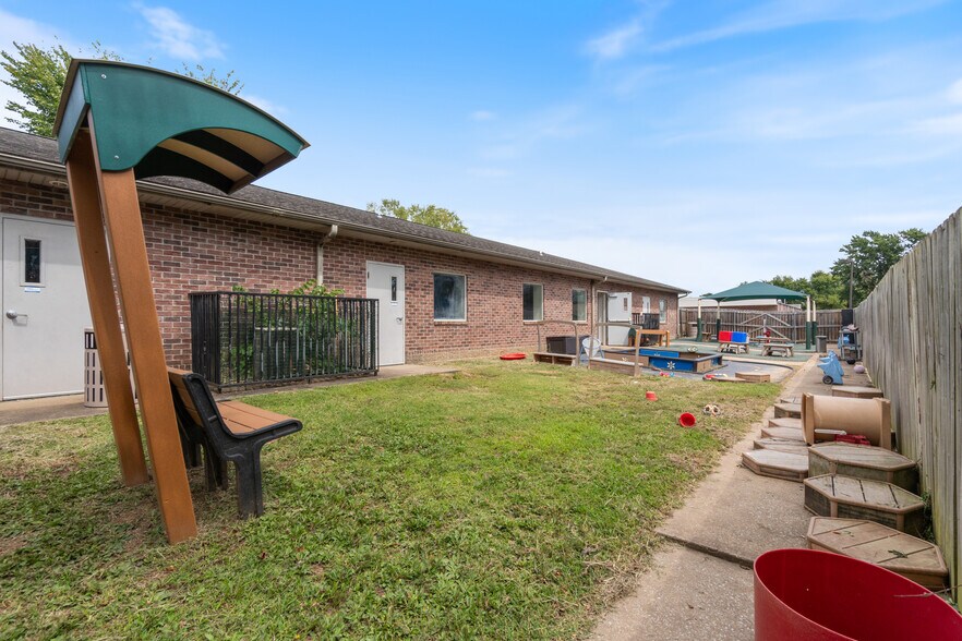 More Photos Of 185 Rebecca St, Gentry Office For Lease