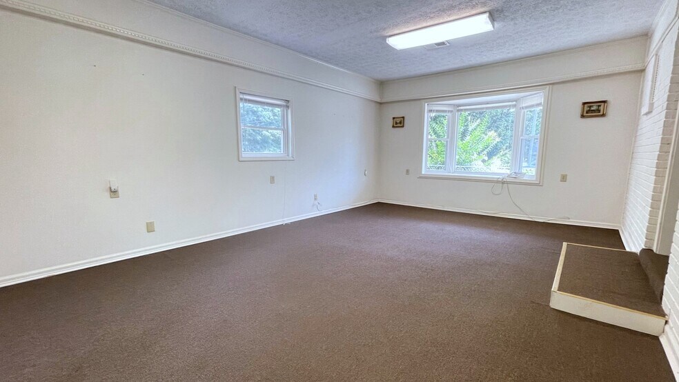 More Photos Of 14 Farmer St, Newnan Medical For Sale