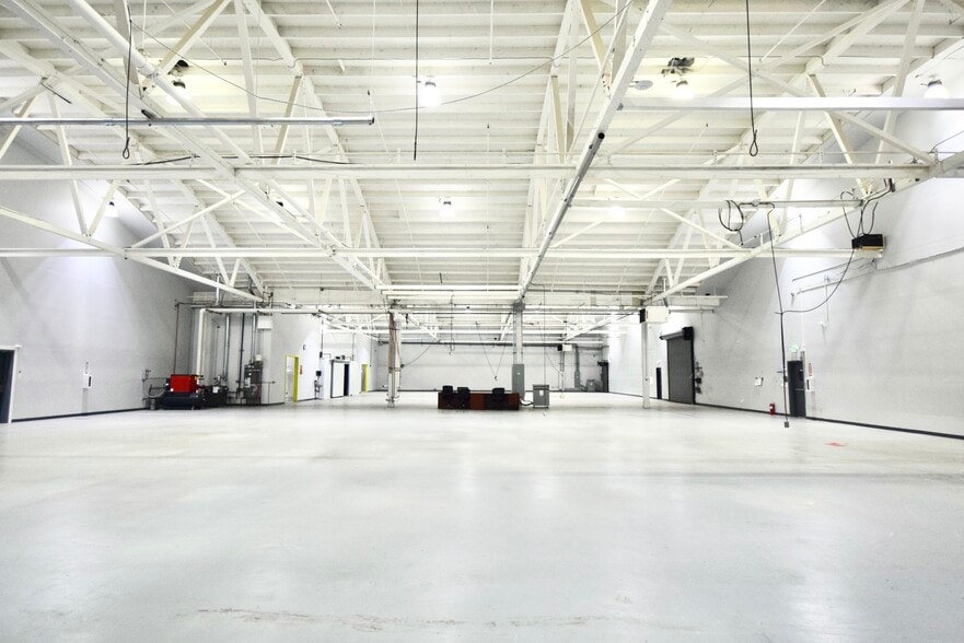 More Photos Of 2200 SE Mailwell Dr, Milwaukie Warehouse For Lease