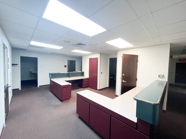 More Photos Of 820 S Illinois Ave, Republic Medical For Lease