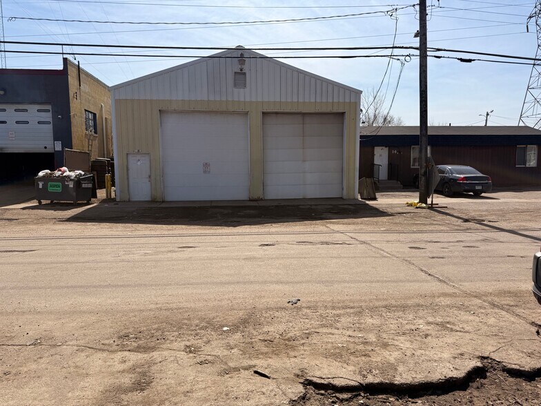 More Photos Of 14 Acker St W, Saint Paul Auto Repair For Lease