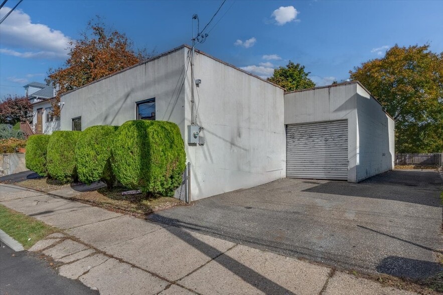 More Photos Of 217 Madison Ave, Port Chester Light Distribution For Sale
