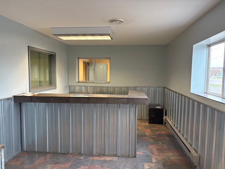 More Photos Of 405 John Ave, Superior Auto Repair For Lease