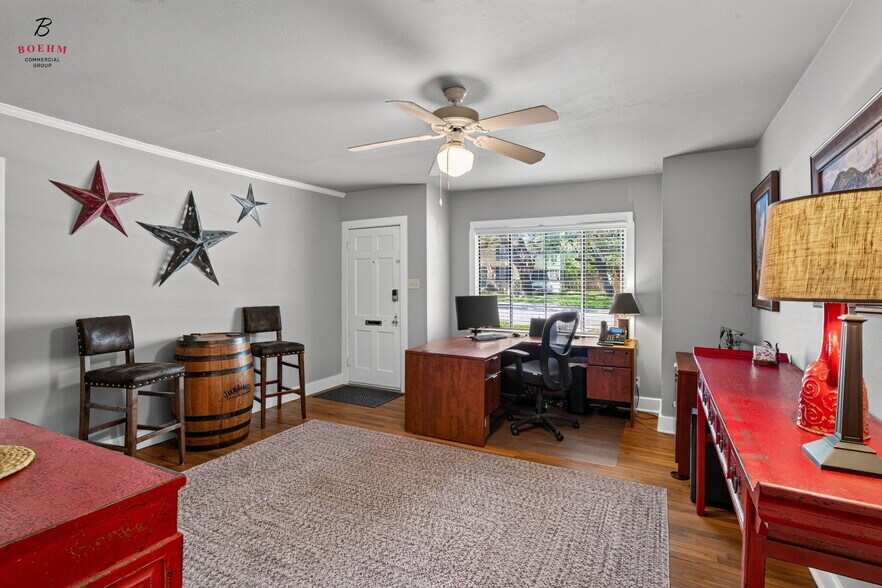 More Photos Of 115 Oak Park Dr, Boerne Office For Sale