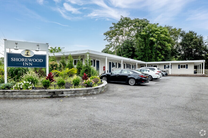 Primary Photo Of 1399 Main Road, Riverhead Hotel For Sale