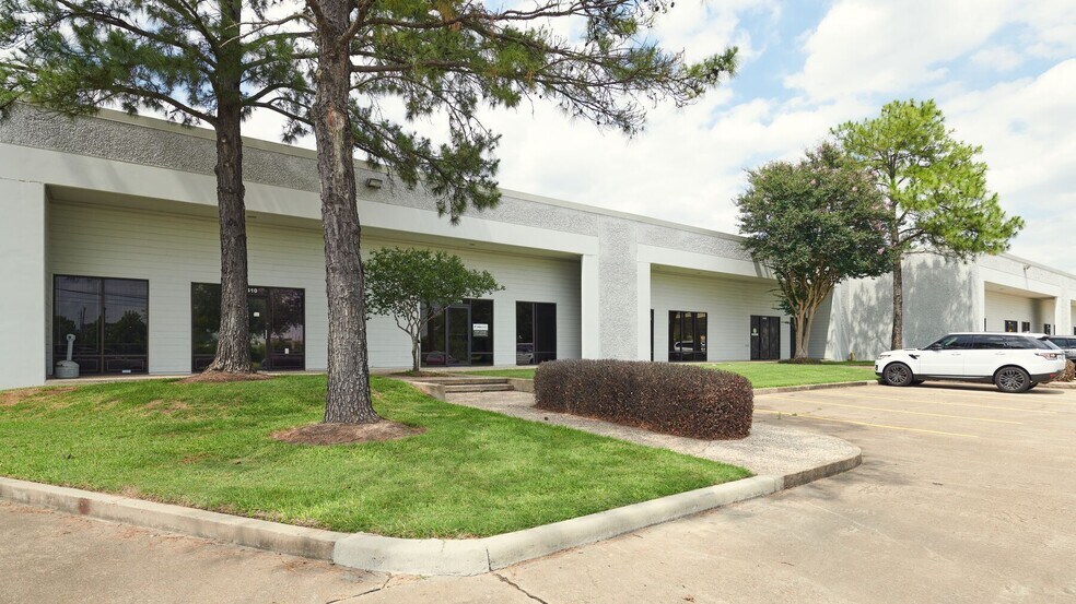 More Photos Of 4444-4464 W 12th St, Houston Unknown For Lease