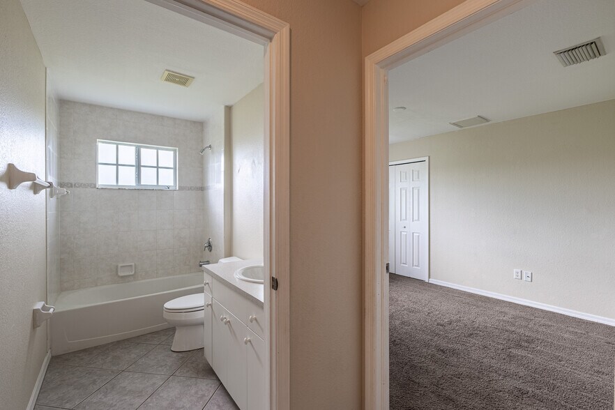 More Photos Of 717 SE 8th St, Cape Coral Apartments For Sale