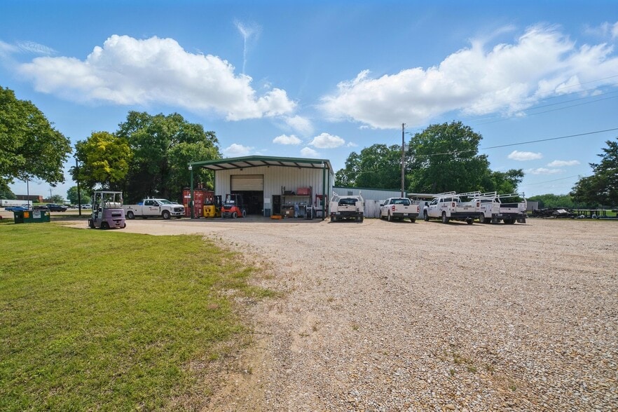 More Photos Of 610 W Simonds Rd, Seagoville Flex For Sale