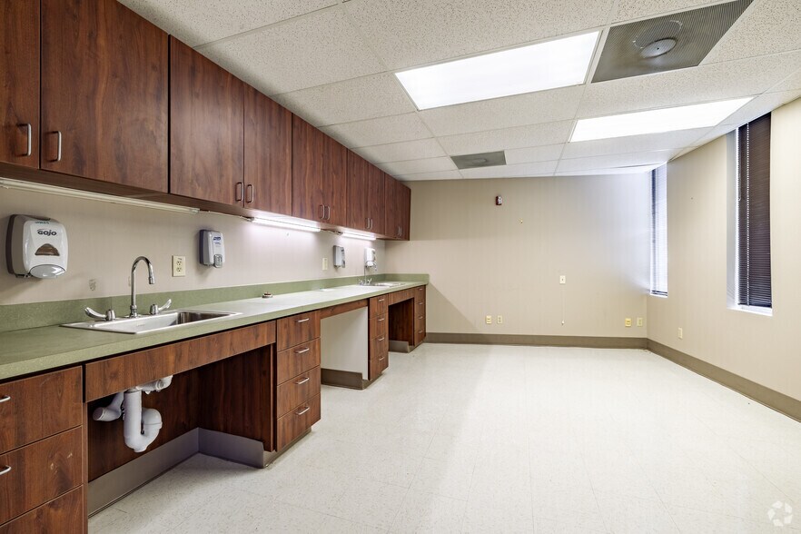 More Photos Of 4802 Texas Blvd, Texarkana Office For Sale