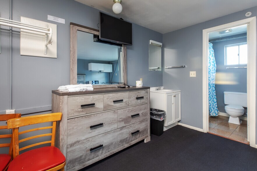 More Photos Of 198 Ashworth Ave, Hampton Hotel For Sale