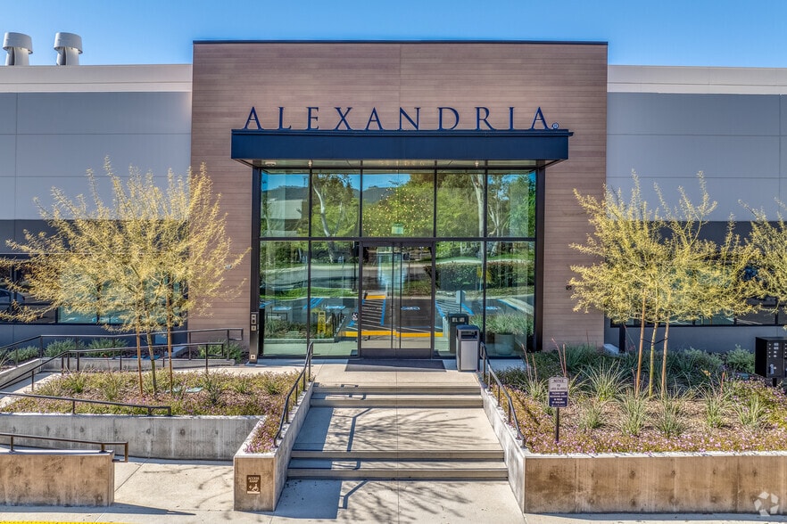 More Photos Of 2101 Corporate Center Dr, Thousand Oaks Research And Development For Lease