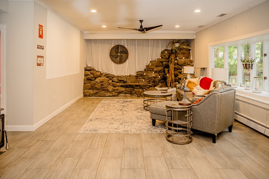 More Photos Of 2735 PA-390, Canadensis Hospitality For Sale