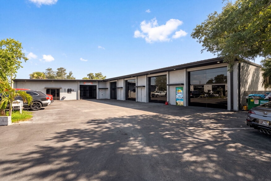 Primary Photo Of 501 Interstate Ct, Sarasota Warehouse For Sale