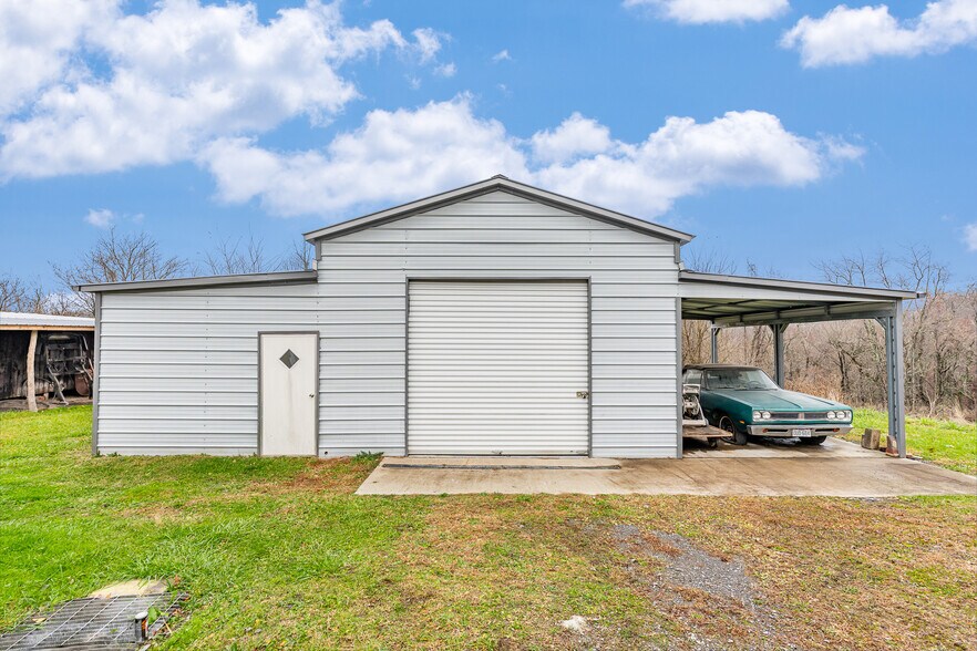 More Photos Of 812 N Pike St, Grafton Auto Dealership For Lease