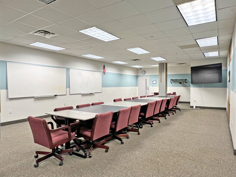 More Photos Of 2800-2860 W 21st St, Erie Office For Lease