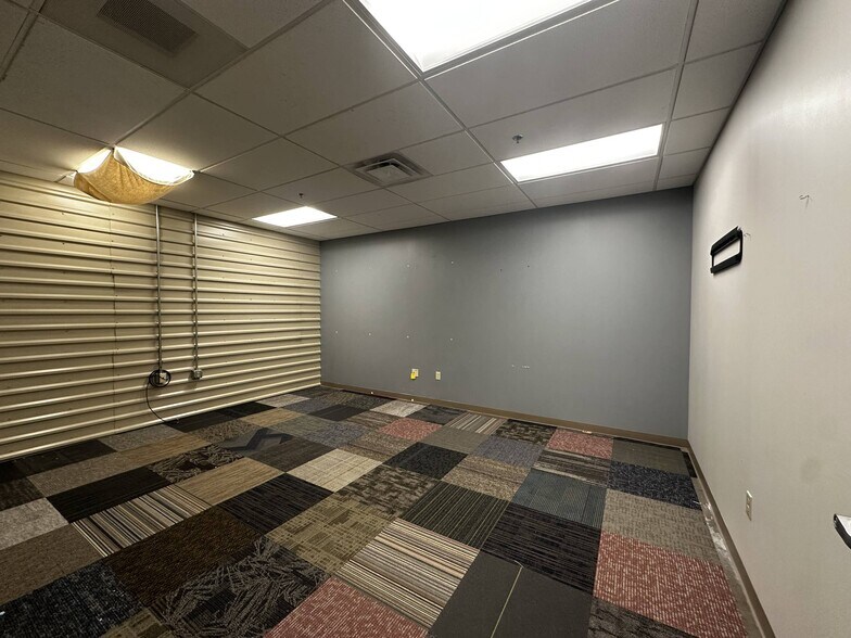 More Photos Of 500 Grand Ave, Joplin Flex For Lease