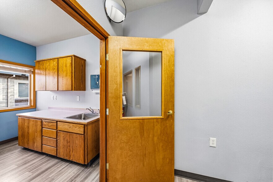 More Photos Of 925 Town Centre Dr, Medford Medical For Lease