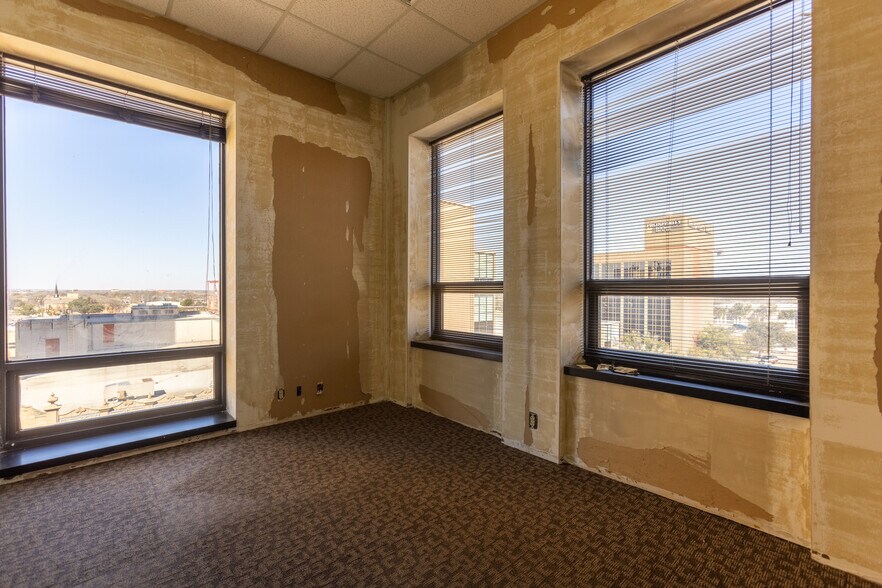 More Photos Of 301 Cypress St, Abilene Office For Sale
