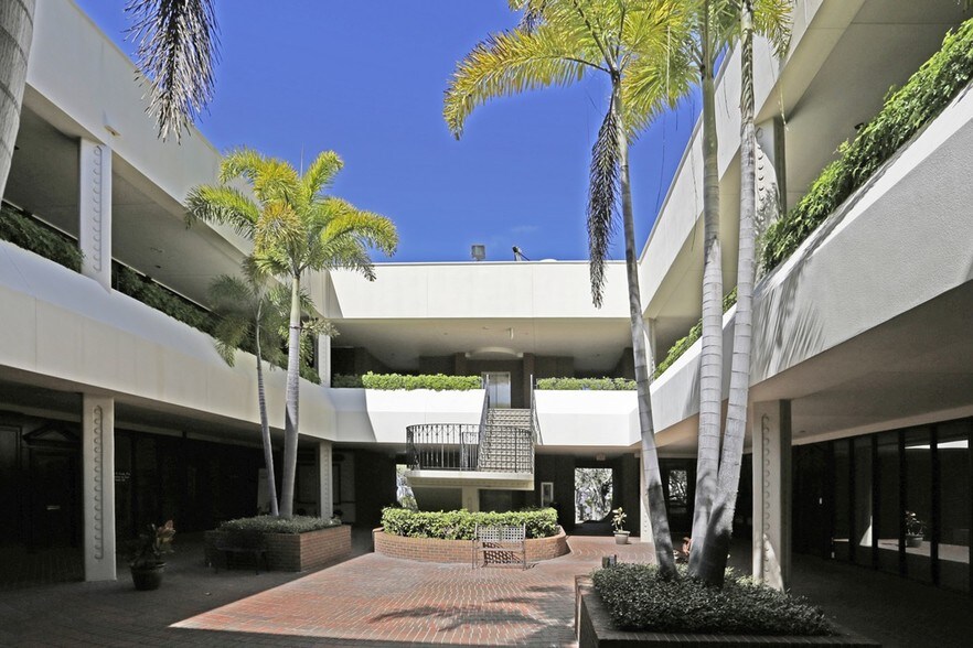 More Photos Of 2055 Wood St, Sarasota Office For Lease