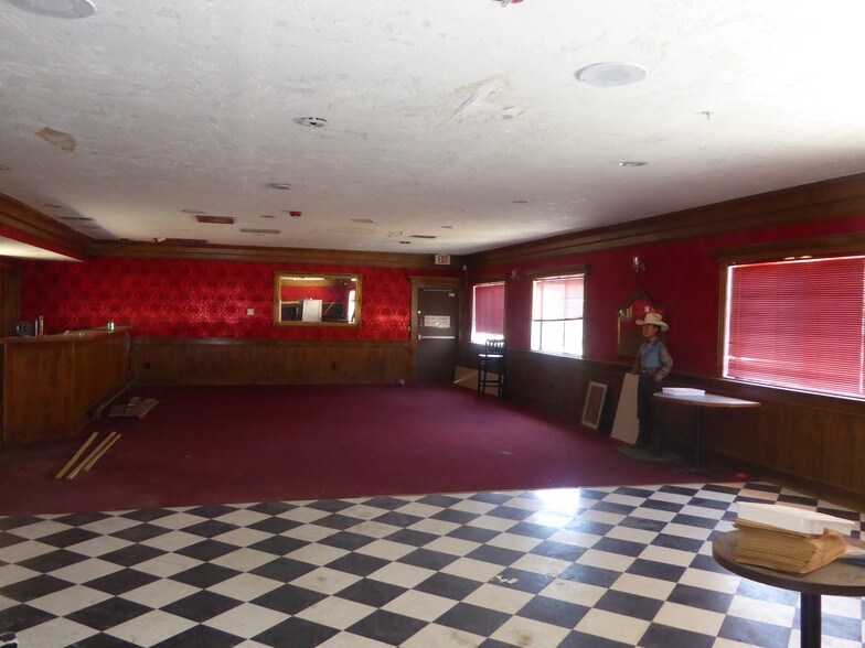 More Photos Of 607 W Main St, Payson Bar For Sale