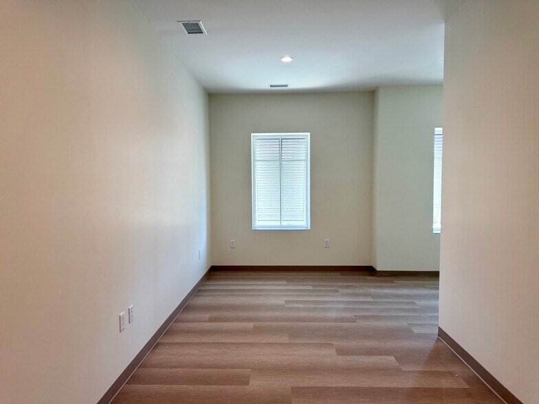 More Photos Of 814 Johnnie Dodds Blvd, Mount Pleasant Medical For Lease