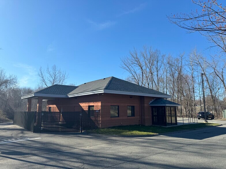 More Photos Of 85 University Dr, Amherst General Retail For Lease