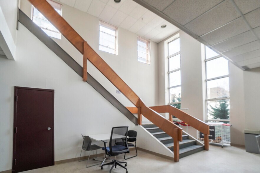 More Photos Of 1280 Boul Jules-Poitras, Montréal Warehouse For Lease