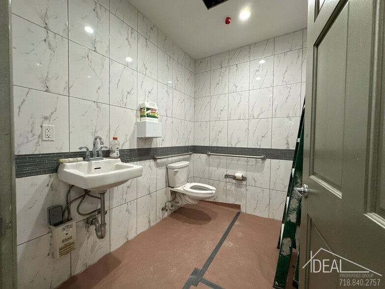 More Photos Of 332A 9th St, Brooklyn Office Residential For Lease