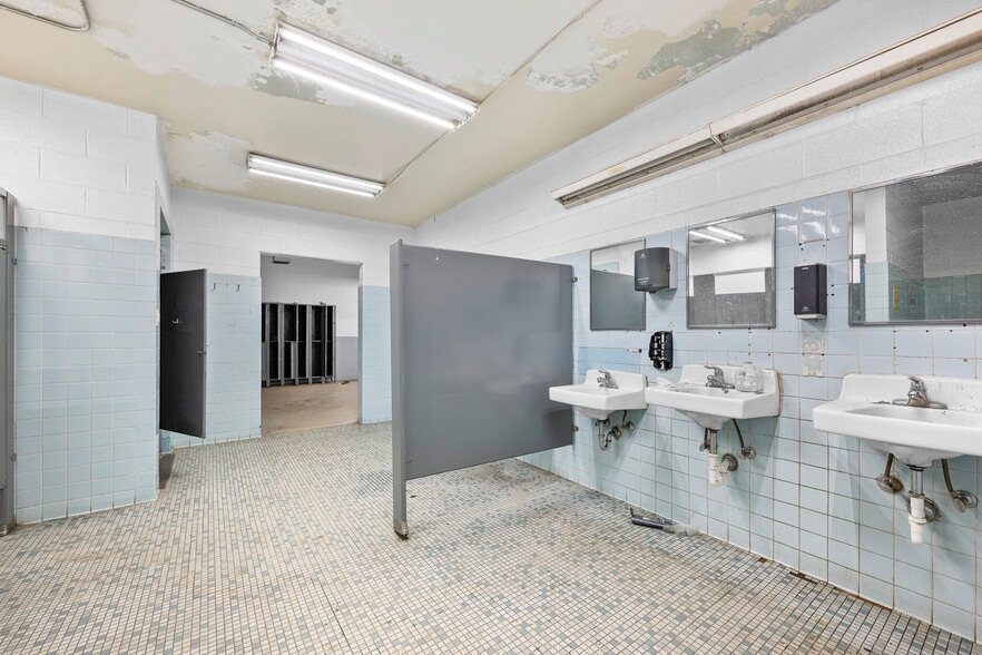 More Photos Of 2727 S Beech Daly Rd, Dearborn Heights Warehouse For Lease