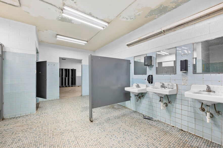 More Photos Of 2727 S Beech Daly Rd, Dearborn Heights Warehouse For Sale