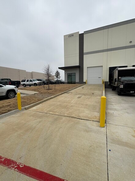 More Photos Of 15250 Frye Rd, Fort Worth Industrial For Sale