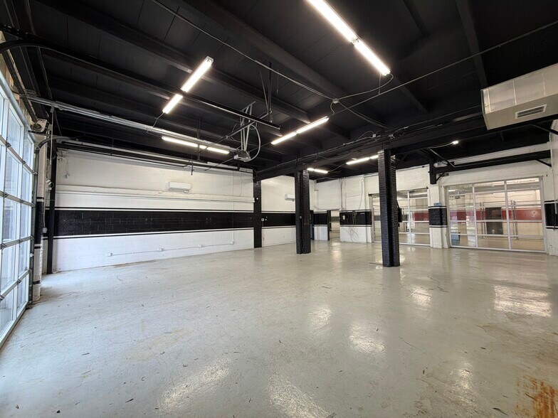 More Photos Of 4827 Gate City Blvd, Greensboro Showroom For Lease