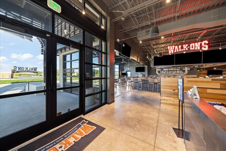 More Photos Of 8550 Napolo Dr, Melbourne Restaurant For Sale