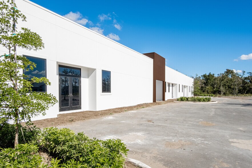 More Photos Of 11125 Corridor Pl, Bradenton Storefront Retail Office For Sale