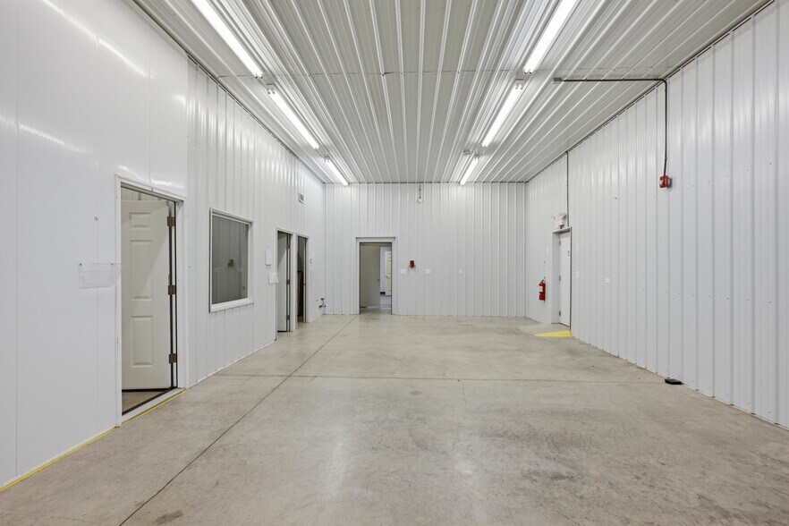 More Photos Of 2307 Missouri Ave, Carthage Light Distribution For Sale